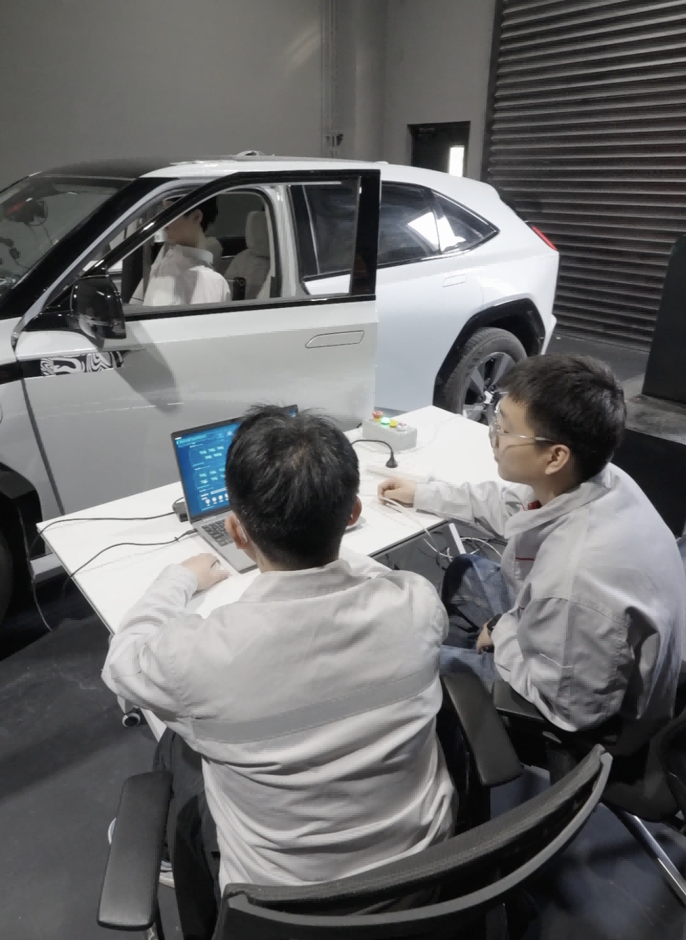 网联汽车测试员如何给智能网联汽车“把脉问诊”？pg电子中国网站新质生产力 职业新观察丨智能(图5)